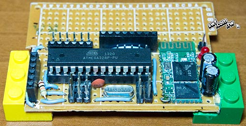 在自製Arduino板兩邊黏貼樂高積木