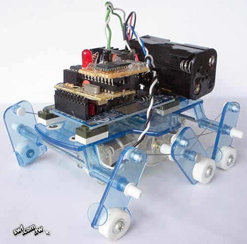 組合Arduino、藍牙序列通訊模組、電池盒以及田宮線控機械昆蟲的模樣。