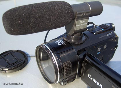 加裝指向型麥克風之後的Canon HF S11攝影機