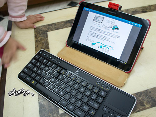 羅技K700鍵盤和平板電腦與USB OTG轉接器的合照
