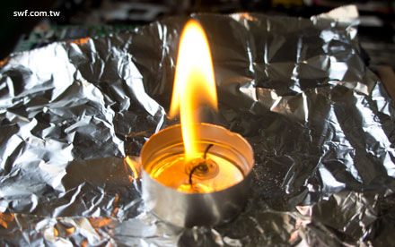 兩個蠟燭芯和酒精在顯示晶片上加熱