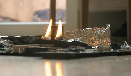 用蠟燭火燒顯示晶片
