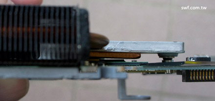 散熱片（銅片）和顯示晶片中間隔著約0.8mm的空隙