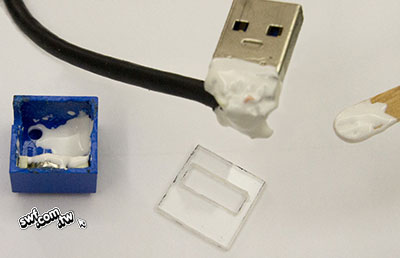 用矽橡膠（silicone rubber）先包覆整個USB插頭後方的線材以及磁鐵