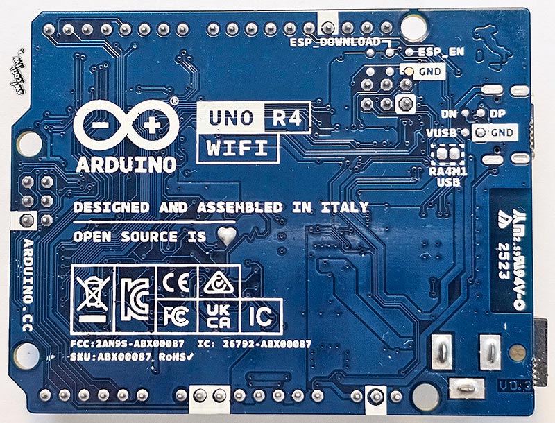 Arduino UNO R4 WiFi的背面照