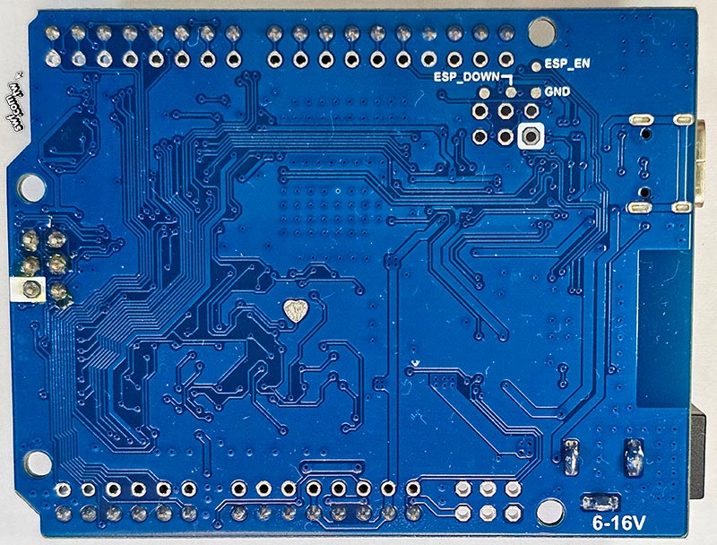 Arduino UNO R4 WiFi相容板的背面照