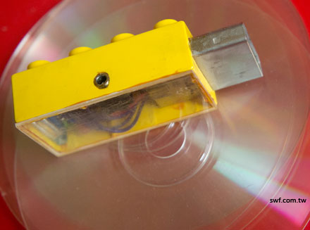 空白光碟片包裝盒裡的透明塑膠墊片