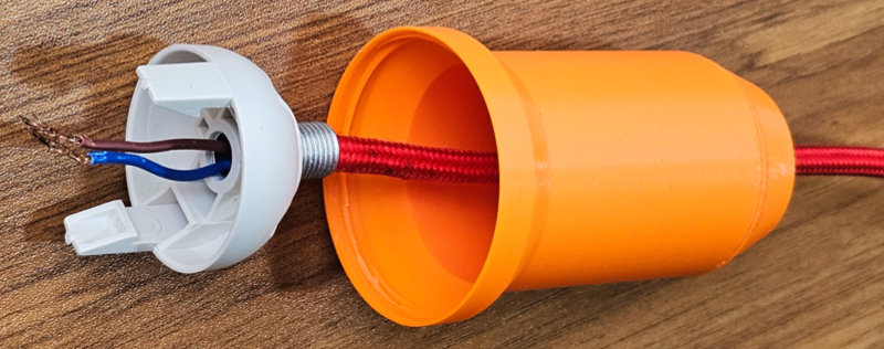 黏合好的燈座元件