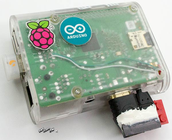 外殼背面貼上Raspberry Pi和Arduino的貼紙