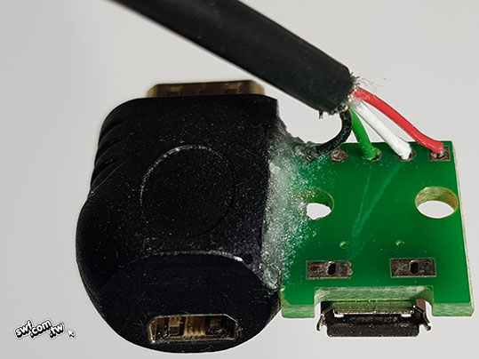 mini HDMI轉接頭和micro USB母座PCB板用快乾膠和蘇打粉黏著在一起