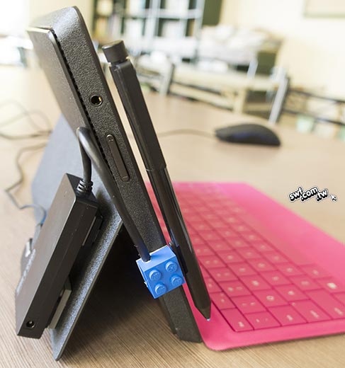 強力磁鐵穩固地吸住Surface Pro的Wacom數位繪圖筆