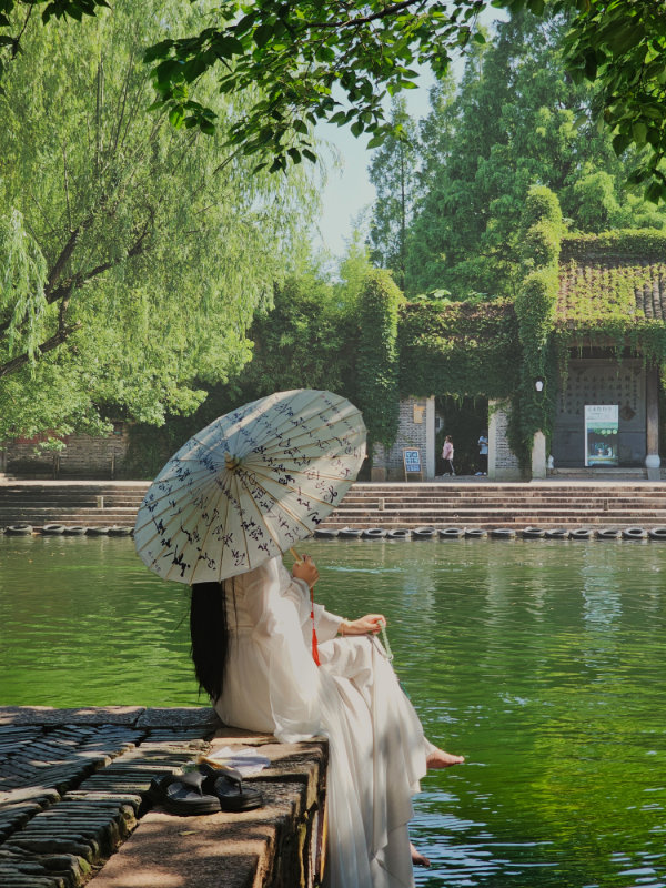 白衣、油傘、碧水