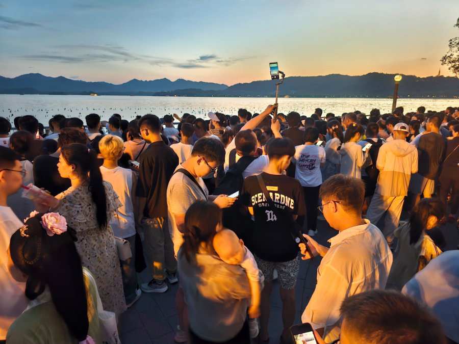 觀賞水舞表演的人潮