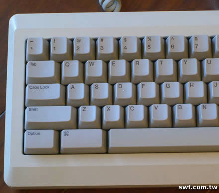 早期的Mac Plus鍵盤